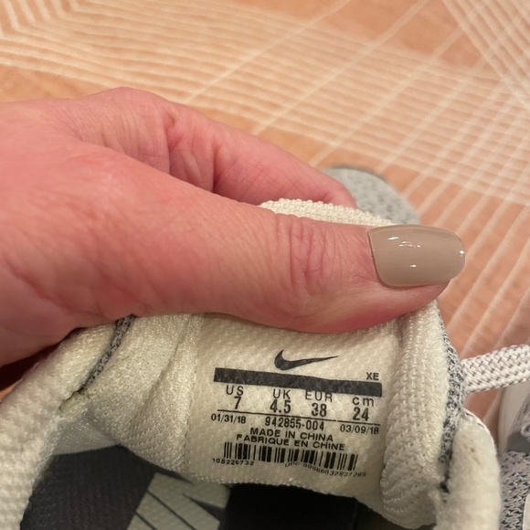 Women’s Nike Tennis Shoes Size 7 - Picture 11 of 12